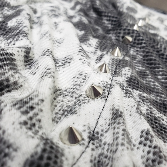 Micheal Kors| Gray Snakeskin studded top 116 - Picture 4 of 8